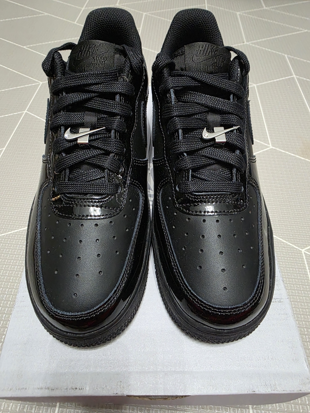 Nike Air Force 1 07' Low Patent Leather Sneaker - Black - Picture 5 of 7